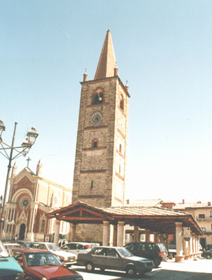 Piazza San Pietro campanile ed ala